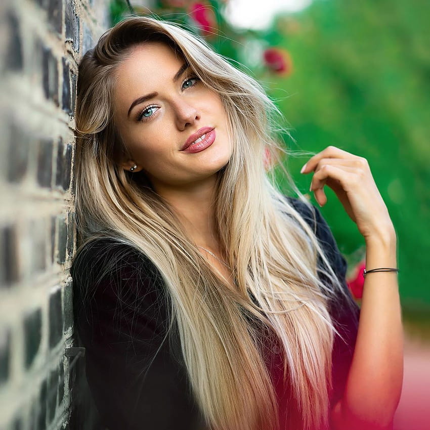 ‘World’s Sexiest Athlete’ Alica Schmidt Hits the Slopes With French Soccer Superstar Months After Hanging Out With Neymar